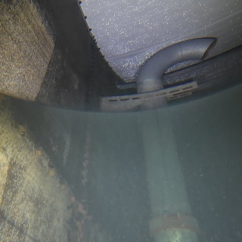 Sprinklertank-Inspektion: Stahltank, 10 Jahre – Inspektion Rohrschelle Ablagerungen Bodensicht Nahaufnahme