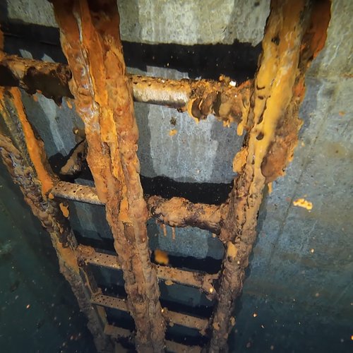 Sprinklertank-Inspektion: Betontank, 15 Jahre – Stahltraeger Stark Korrodiert Rohrschellen Bodensicht